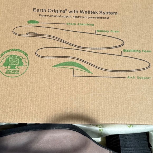 Lace up, side-zip suede boots with removable insole. - Picture 5 of 6